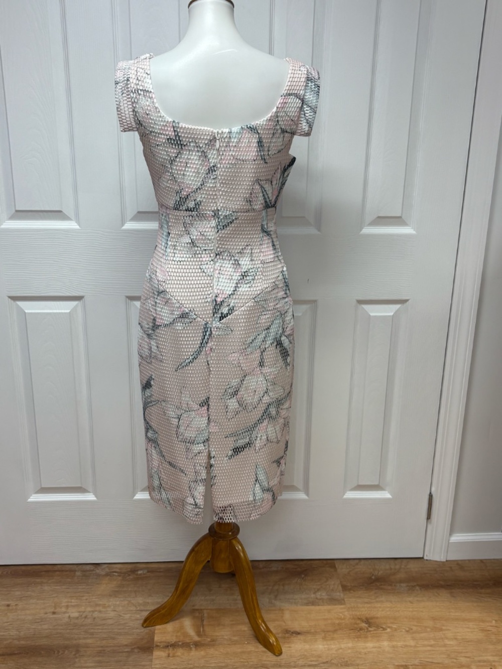 Black Halo Jackie O Floral Dress - Size 6. - Picture 2 of 16
